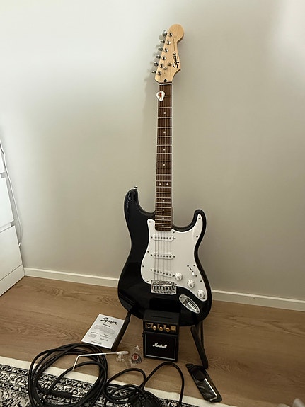 Squier Stratocaster sähkökitarapaketti + Marshall-vahvistin + teline