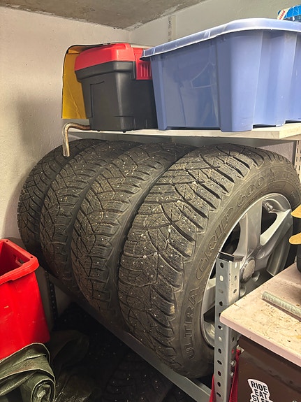 4xBmw GoodYear nastarenkaat vanteilla