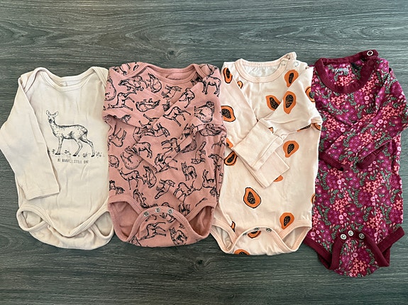 4 vauvan bodyt