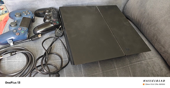 Ps 4 ja ohjaimet sekä pelejä