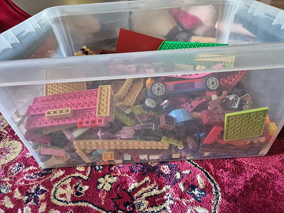 LEGO palikkalaatikko sekalaista osaa