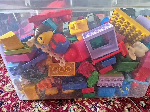 laatikollinen duplo legoja