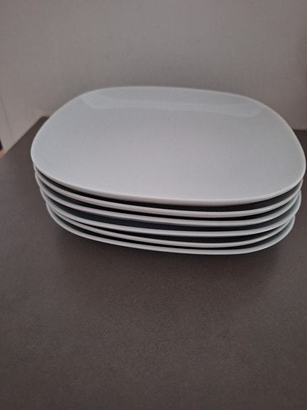 IKEA valkoiset lautaset