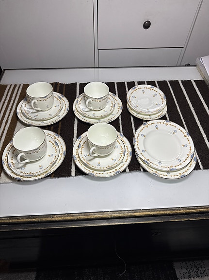 Lomonosov kupit, tassit ja leipälautaset.