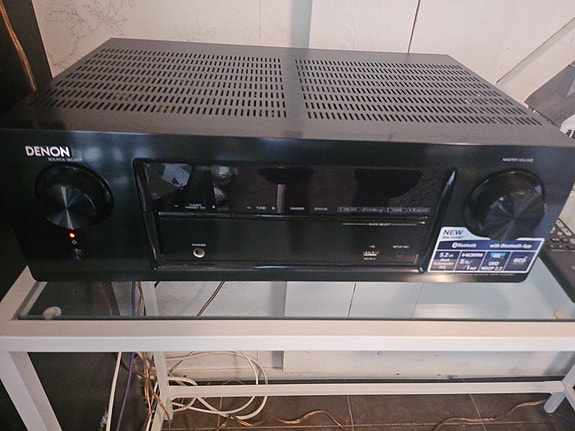 Denon AV-vahvistin musta