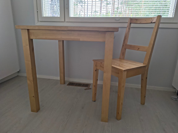 Koivu pöytä ja yksi tuoli