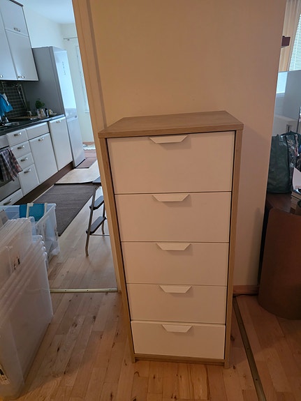 Myydään kapea lipasto