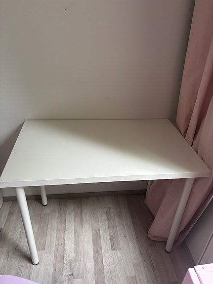 IKEA valkoinen pöytä