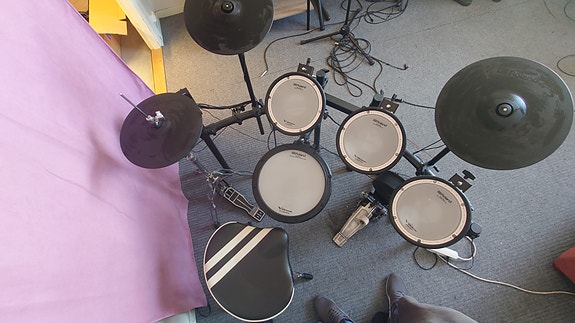 Roland TD-07KVX -sähkörummut (sis. kaiken)