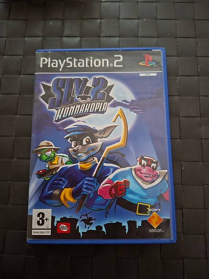 Sly 2: Konnakopla (PS2) – Alkuperäinen suomiversio ohjekirjoineen