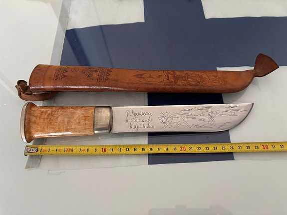 Puukko kaiverretulla terällä ja tupella n. 23 cm