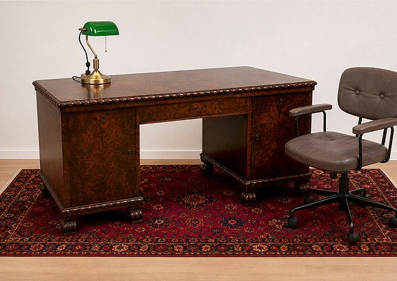 Antiikkinen partners desk, tuoli ja pankkiirinlamppu.