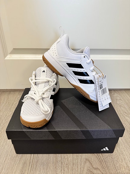 Adidas lasten sisäpelikengät koko 33