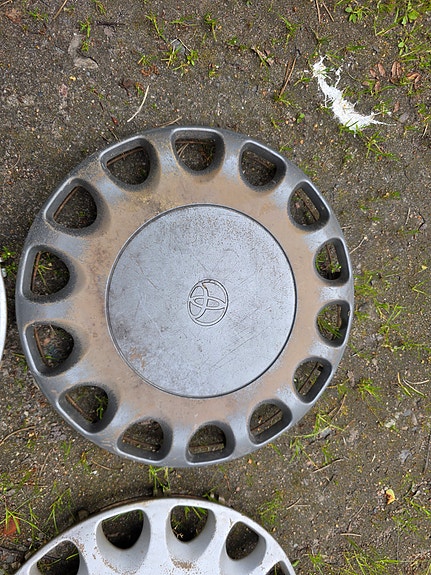 Toyota pölykapselit 13"