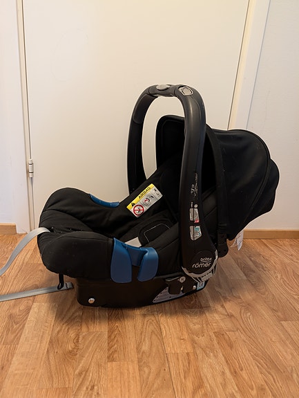 Britax Römer Baby-Safe Plus -turvakaukalo ja telakka