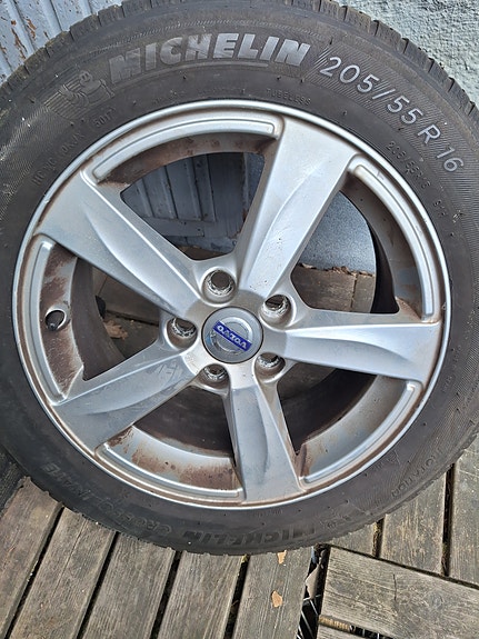 Myydään todella hyväkuntoiset Volvo V40 alumiinivanteet.