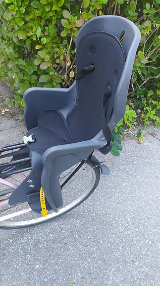 taakse kiinnitettävä lasten polkupyörän istuin.