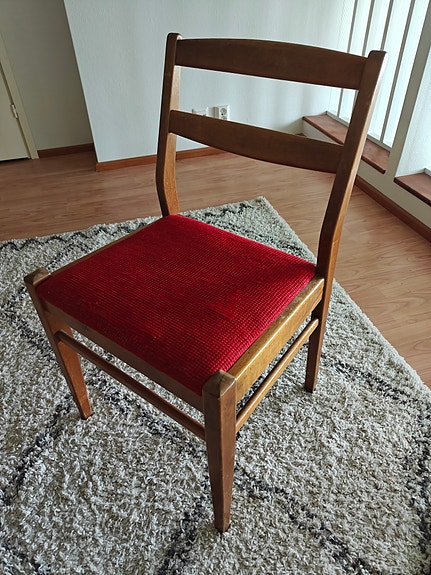 Vanha puinen tuoli