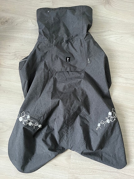 Hurtta Monsoon II ECO koiran sadetakki koko 60