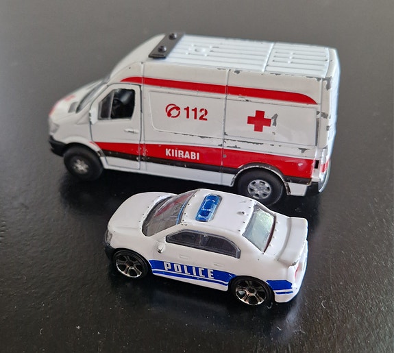 Ambulanssi ja poliisiauto