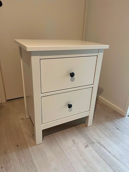 Hemnes yöpöytä