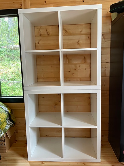 Kaksi Ikean Kallax 2x2 hyllyä
