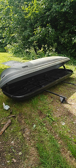 Thule Pacific 700 kattoboksi harmaa ja kattotelineet