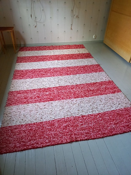 Itse kudottu raidallinen matto punainen–valkoinen