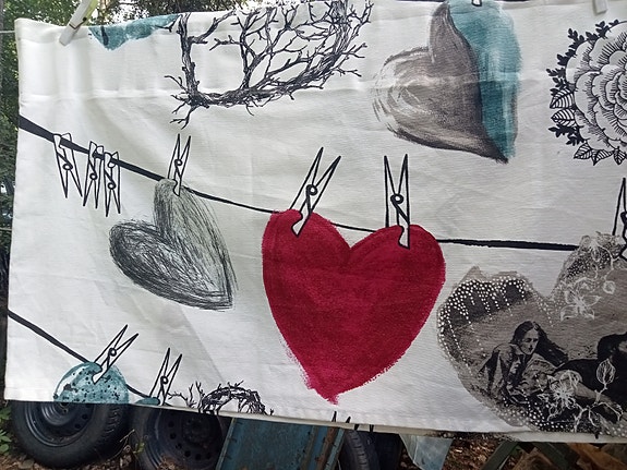 Vallilan HEHKU- verhokappa valkoisella pohjalla.