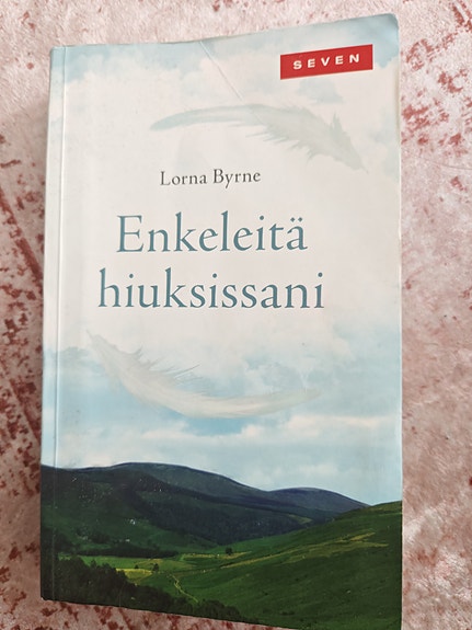 Lorna Byrne Enkeleitä hiuksissani kirja
