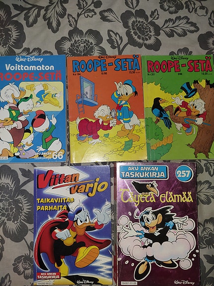 Kassillinen vanhoja Aku Ankan taskukirjoja