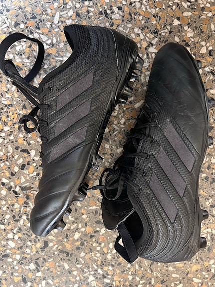 Adidas jalkapallokengät koko 42 musta