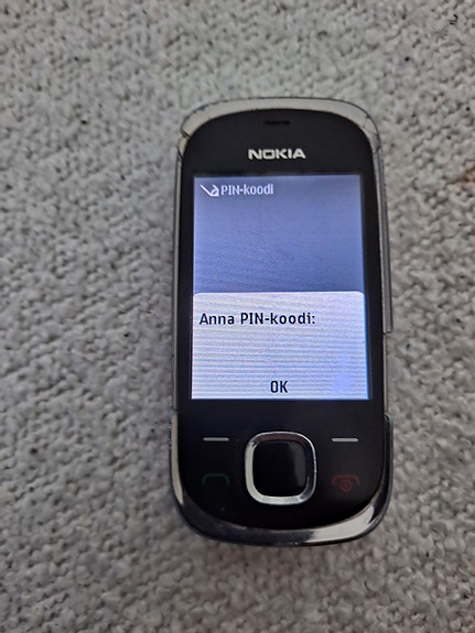 Nokia 7230 liukukansi puhelin 32 GB toimii hyvin.