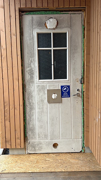 Valkoinen rakennustyömaa ulko-ovi 10x21