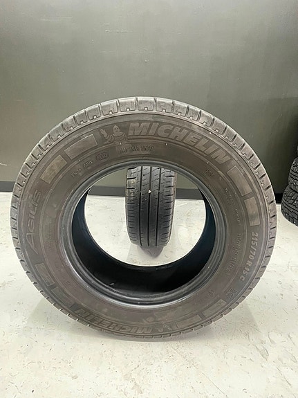 2 kpl 215/70R15C Michelin Agilis kesärenkaita