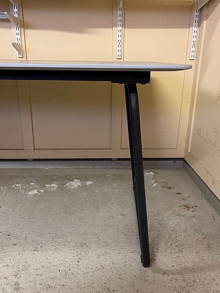 Harmaa pöytä mustilla jaloilla 4hlö pöytä.