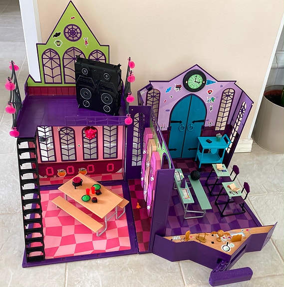 Monster High -High School koulurakennus tarvikkeineen