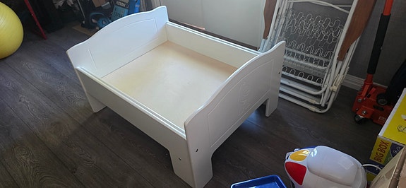Jatkettava lasten sänky.