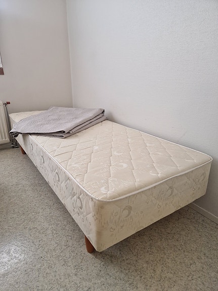 Myydän 80cm leveä sänky
