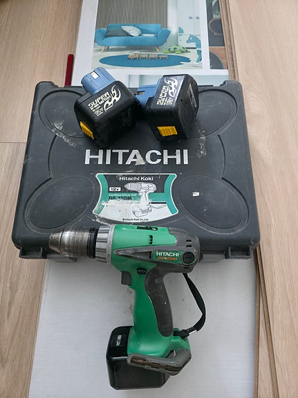 Hitachi akkuporakone laturilla