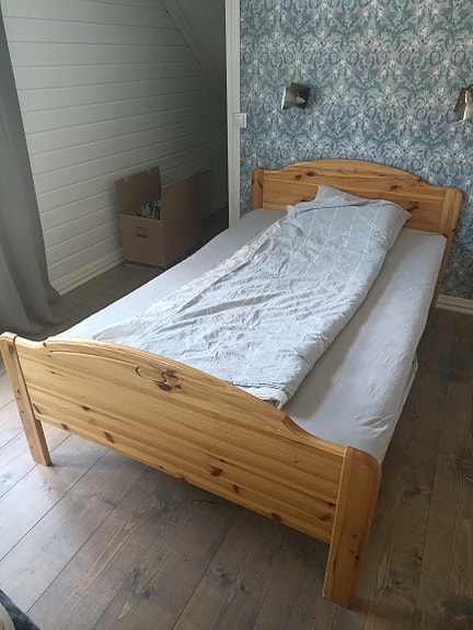 Puurunkoinen sänky 120x200, sisältää patjan ja petarin
