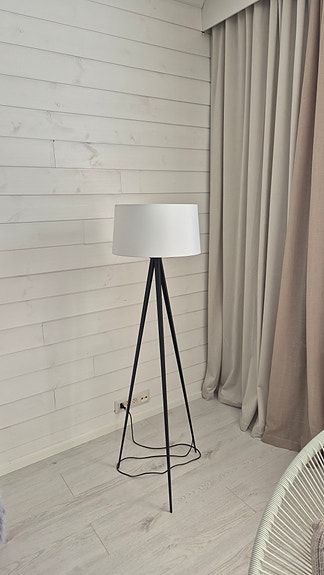 Lattiavalaisin "tripod"