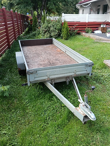 AKU 265 L kipillinen peräkärry