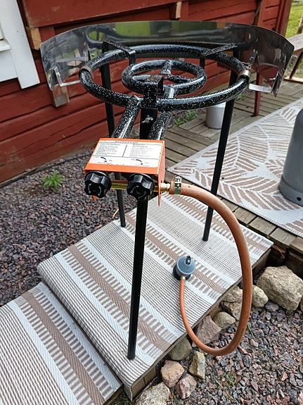 Muurikka 400, 58 cm pannu – kaksikehäinen kaasupoltin, tuulisuoja ja suojapussi
