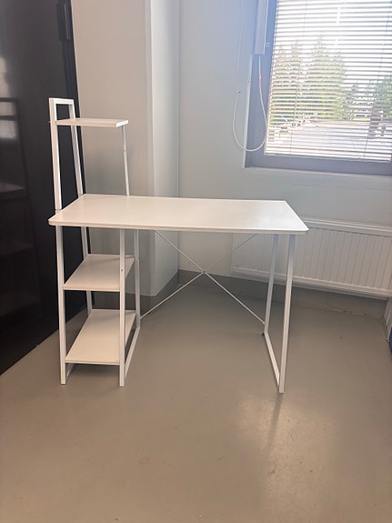Valkoinen työpöytä