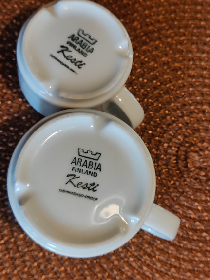 Hyväkuntoisia Vanhoja Arabia Kesti -kuppeja ja lautasia