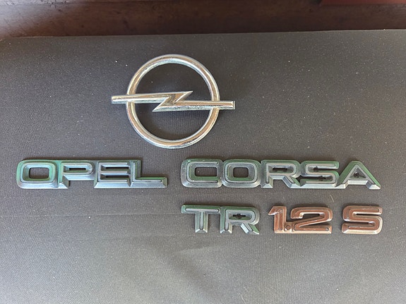 Opel Corsa TR 1.2 S maskin ja takaluukun merkit