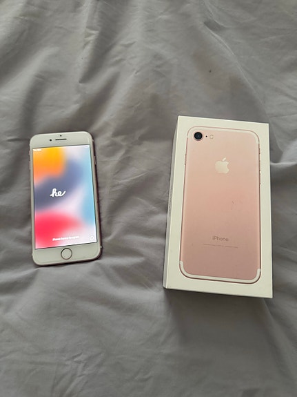 iPhone 7 32 GB Pinkki (Rose Gold) + laatikko ja kuulokkeet