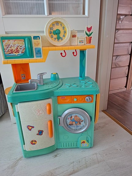 Fisher-Price leikkikeittiö jossa pesukone ja silityslauta.