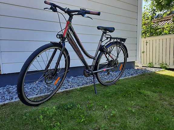 Laadukas naisten hybridi 28"